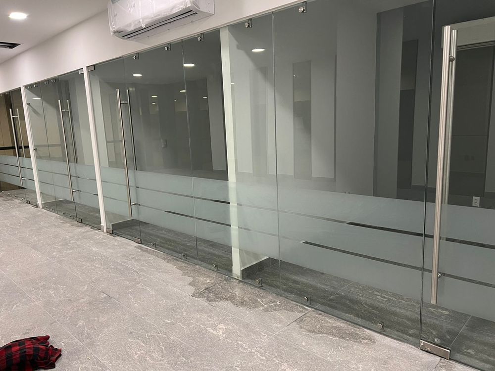 Cancelería de aluminio y cristal en oficinas