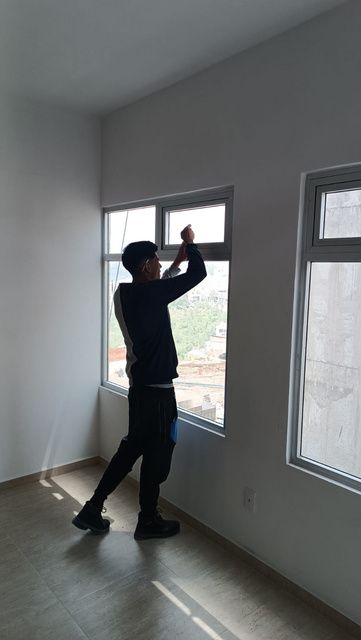 Instalador de Escalumex colocando ventana de aluminio en obra