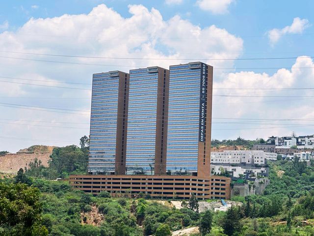 Torres con fachada de aluminio y vidrio