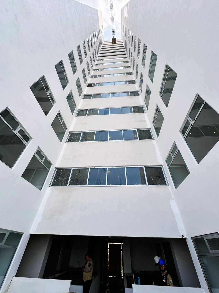 Ventanas de aluminio en torre residencial vista desde abajo